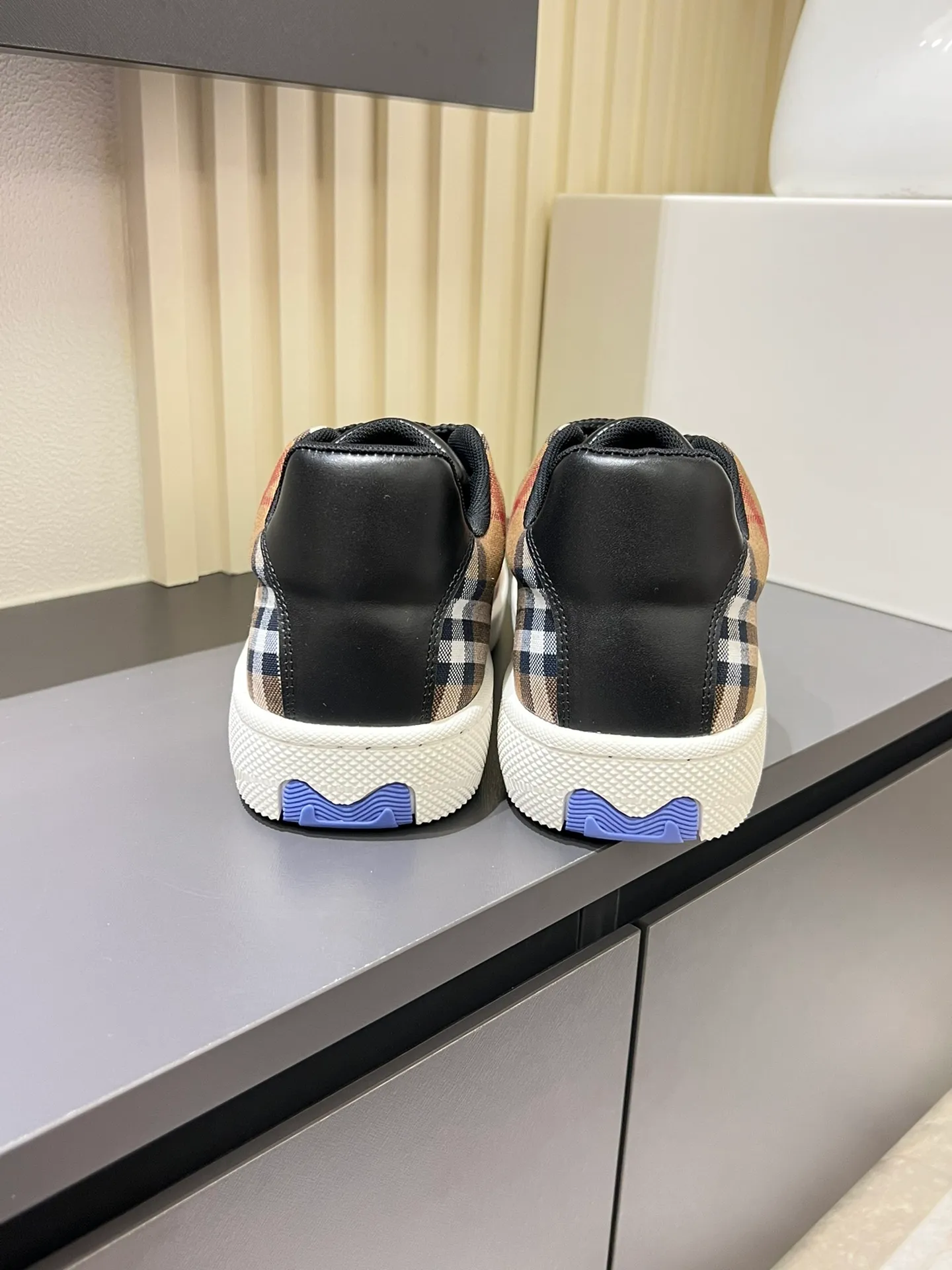 Men's shoes 💰p380 "Burberr*" new thick-soled men's casual sports shoes, cool sneakers and bread shoes, originally purchased and developed, the top version of Box series sports shoes, made of smooth calfskin fabric, embellished with embossed Equestrian Knight logo (EKD). Made of mesh lining, the laces are decorated with metal coils, the rubber soles are decorated with the Burberry letter logo, and the original molded 3.5CM two-color T men's shoes 💰pU outsole! Male 38-44 (45 customized)